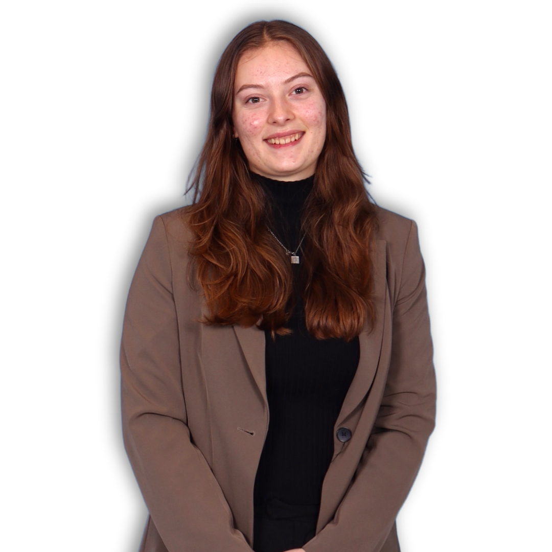 Vrouw met haren los, lachend, zwart shirt en jasje er overheen