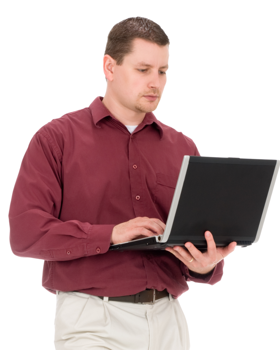 Een man met een bordeaux kleurige blouse, heeft bruin kort haar en een computer in zijn handen. Hij heeft een beige broek en een bruine riem.