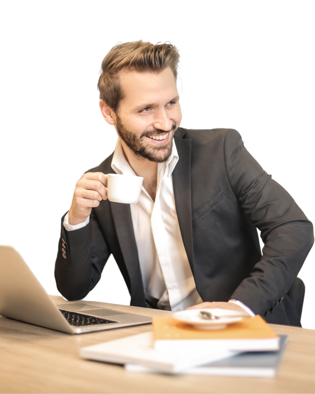 Een man zit aan tafel met een kopje in zijn handen kijkt de andere kant op met een brede lach. Hij heeft een grijze blazer aan met een witte blouse daaronder. 