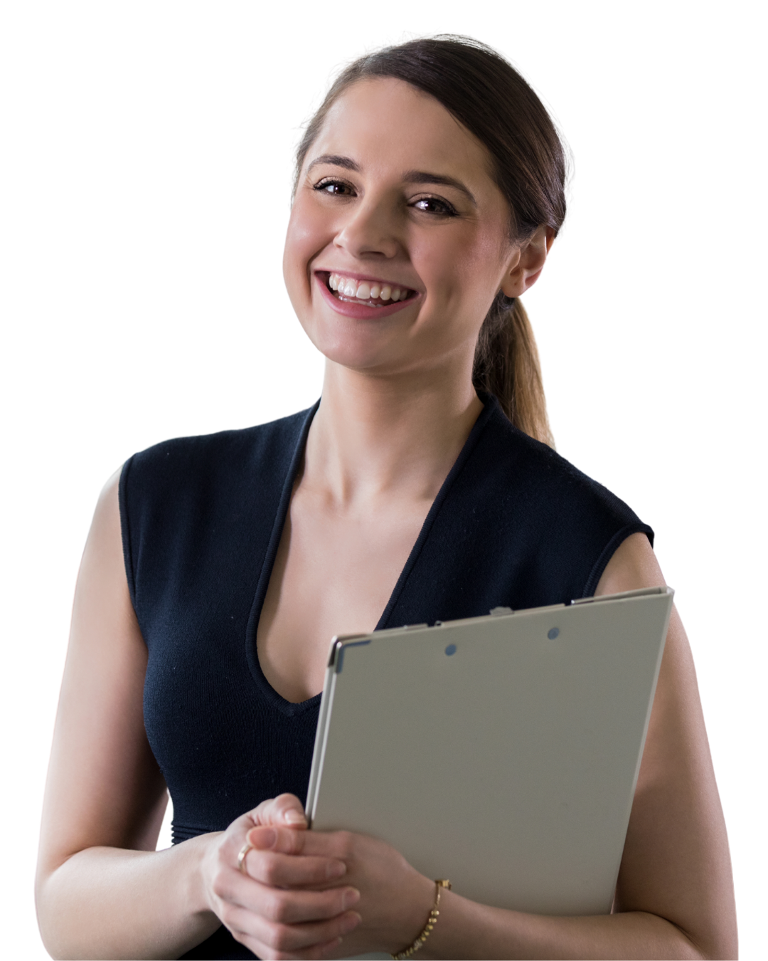 Vrouw met donker vest en map in haar handen, vriendelijk lachend.